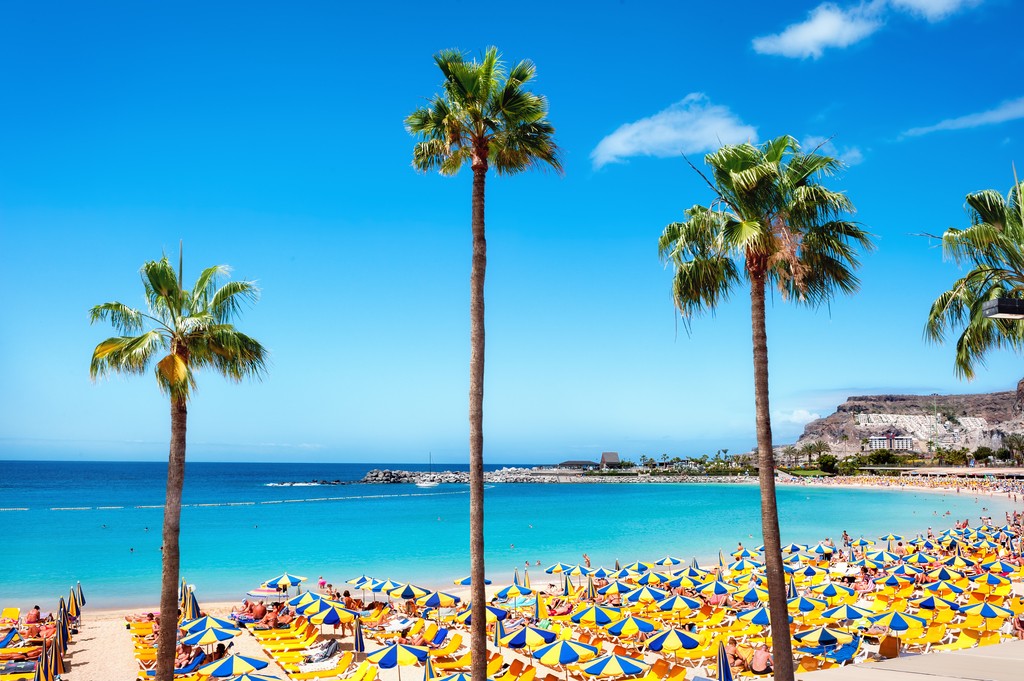 Piękna plaża Playa de Amadores w pobliżu miasta Puerto Rico, Gran Canaria, Wyspy Kanaryjskie. Hiszpania