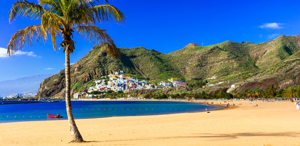 Plaże Teneryfe- Las Teresitas z malowniczą wioską San Andres. Wyspy Kanaryjskie Hiszpanii