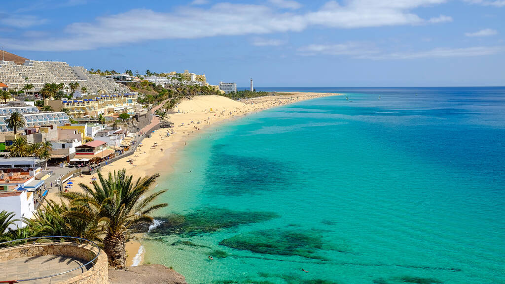 Widok z lotu ptaka na plaży w Playa del Matorral w Morro Jable, Wyspy Kanaryjskie Fuerteventura, Hiszpania.