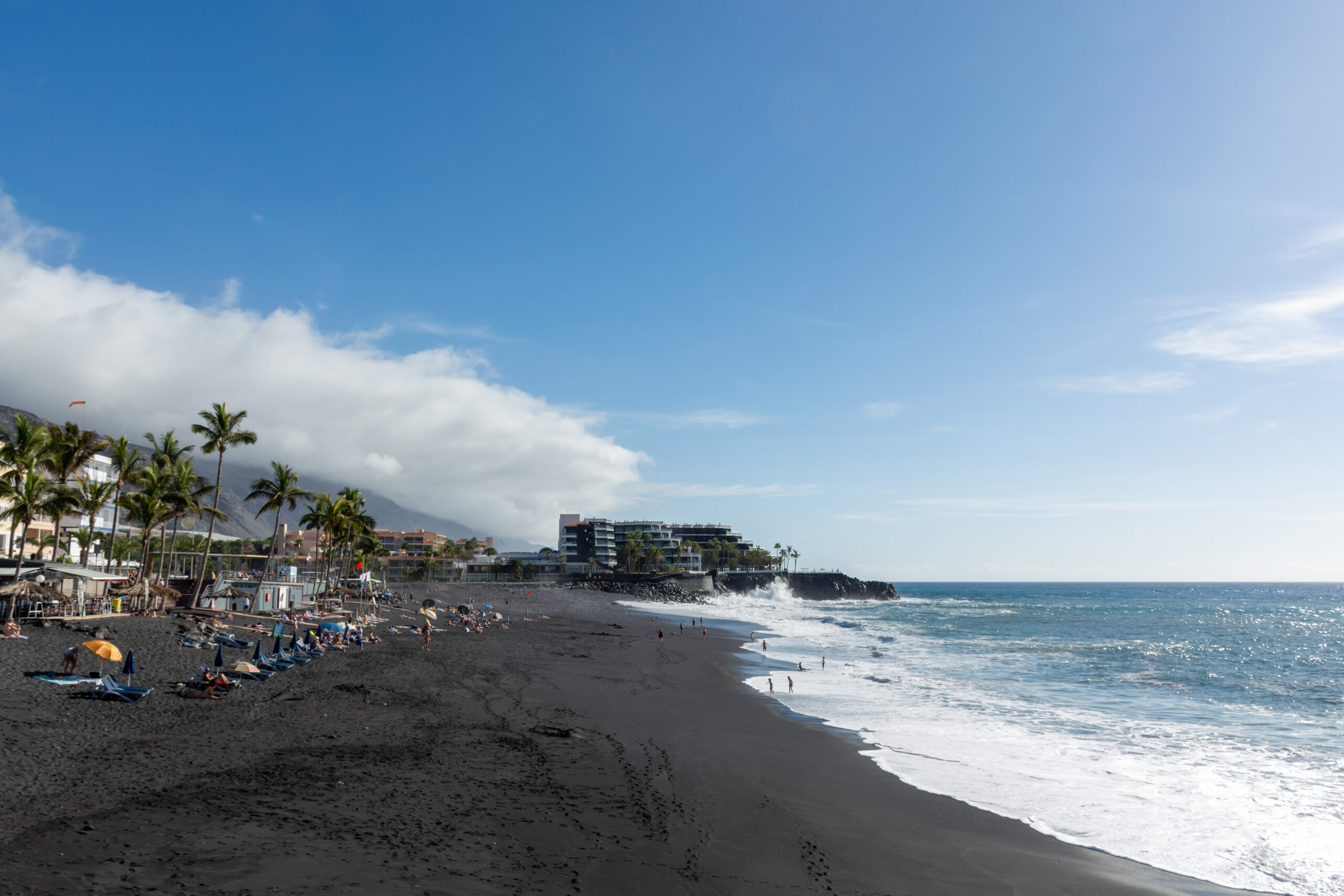 Plaża z czarnym piaskiem lawowym w Puerto Naos, La Palma, Wyspy Kanaryjskie, Hiszpania zimą