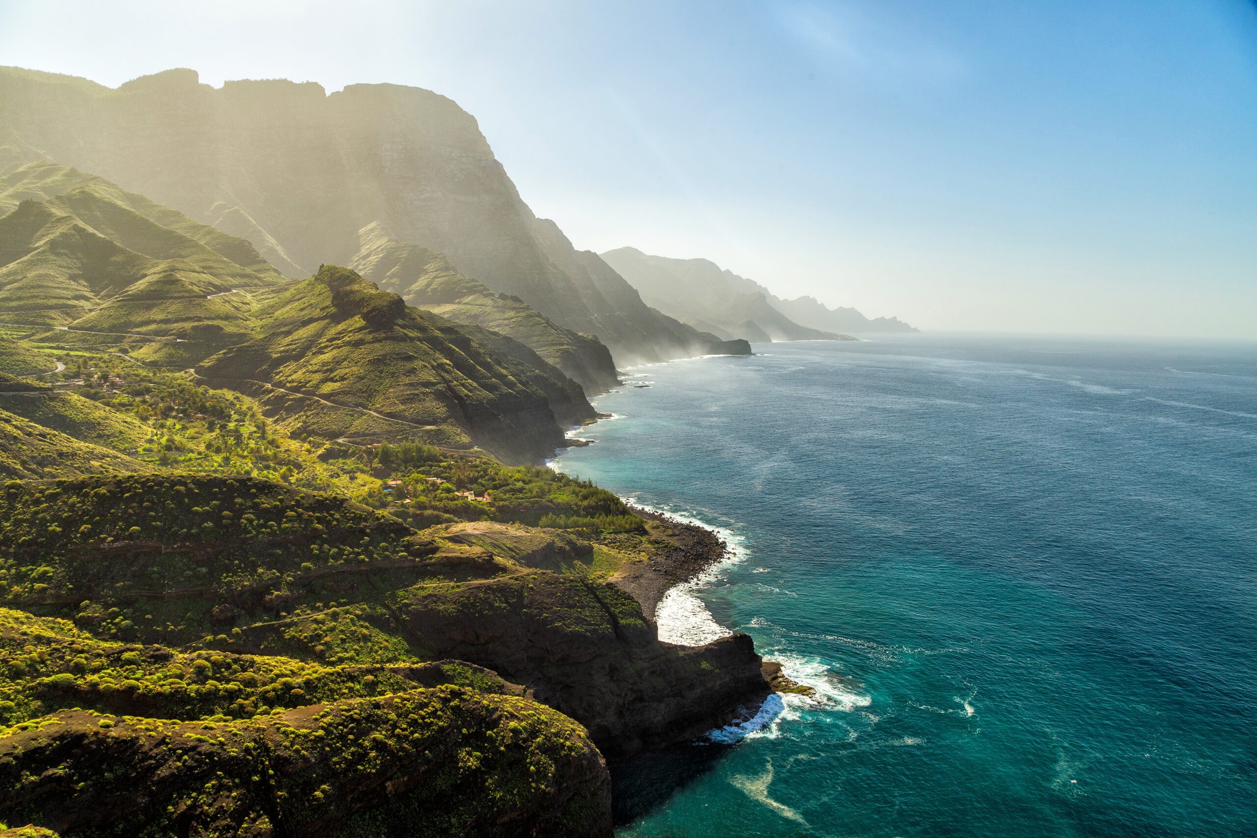 Zielone wzgórza i klify Parku Przyrodniczego Tamadaba na wybrzeżu oceanu w pobliżu Agaete, Las Palmas, wyspa Gran Canaria, Hiszpania, licencja: shutterstock/By Vaflya