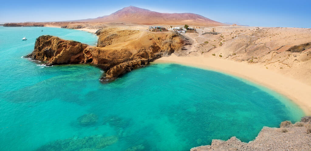 Lanzarote Papagayo turkusowa plaża i Ajaches na Wyspy Kanaryjskie