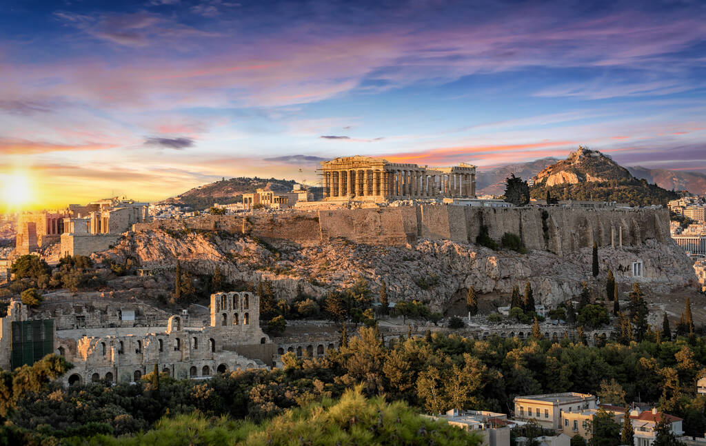 Świątynia Partenona na Akropolu w Atenach, Grecja, podczas kolorowego zachodu słońca