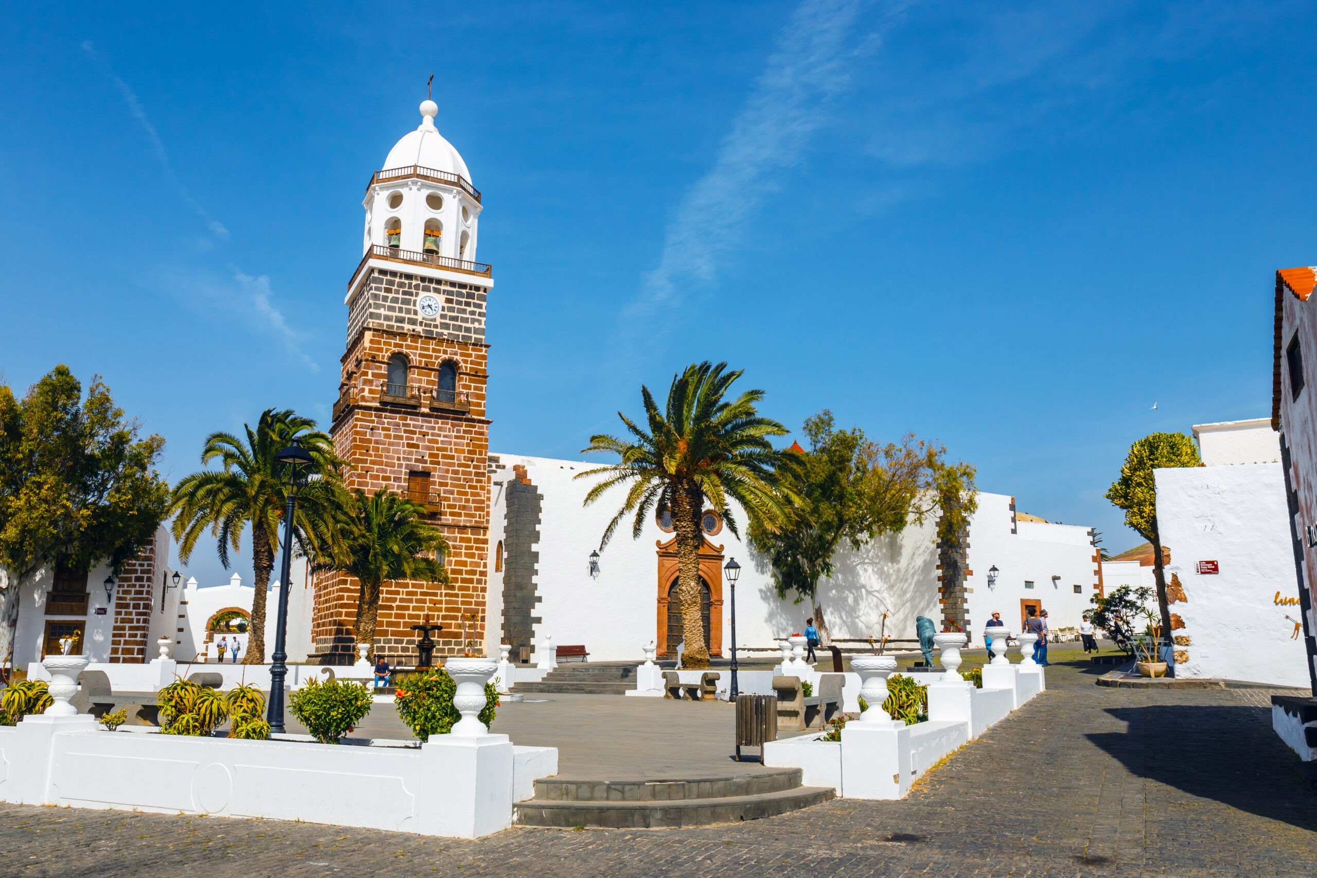 Tequise, wyspa Lanzarote, Hiszpania - Widok na centrum miasta Teguise, dawnej stolicy wyspy Lanzarote, licencja: shutterstock/By Dziewul