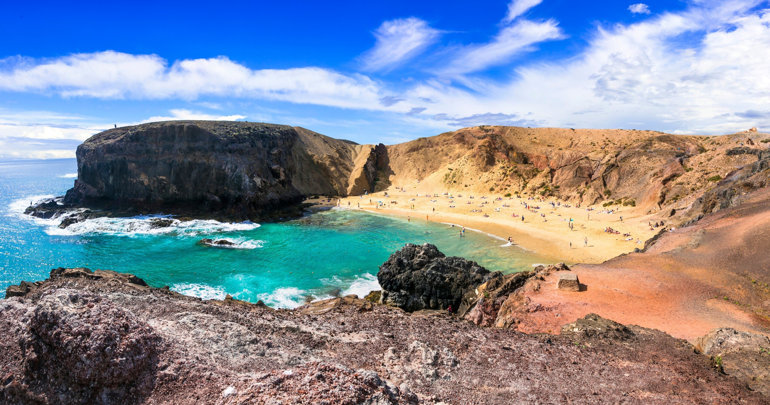 Wyjątkowe kolorowe plaże wulkanicznej Lanzarote. Plaża Papagayo. Wyspy Kanaryjskie