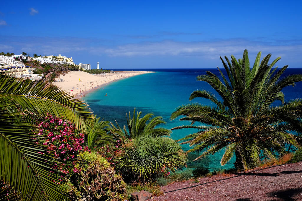 Widok na słynnej plaży w Morro Jable, Fuerteventura; Hiszpania.