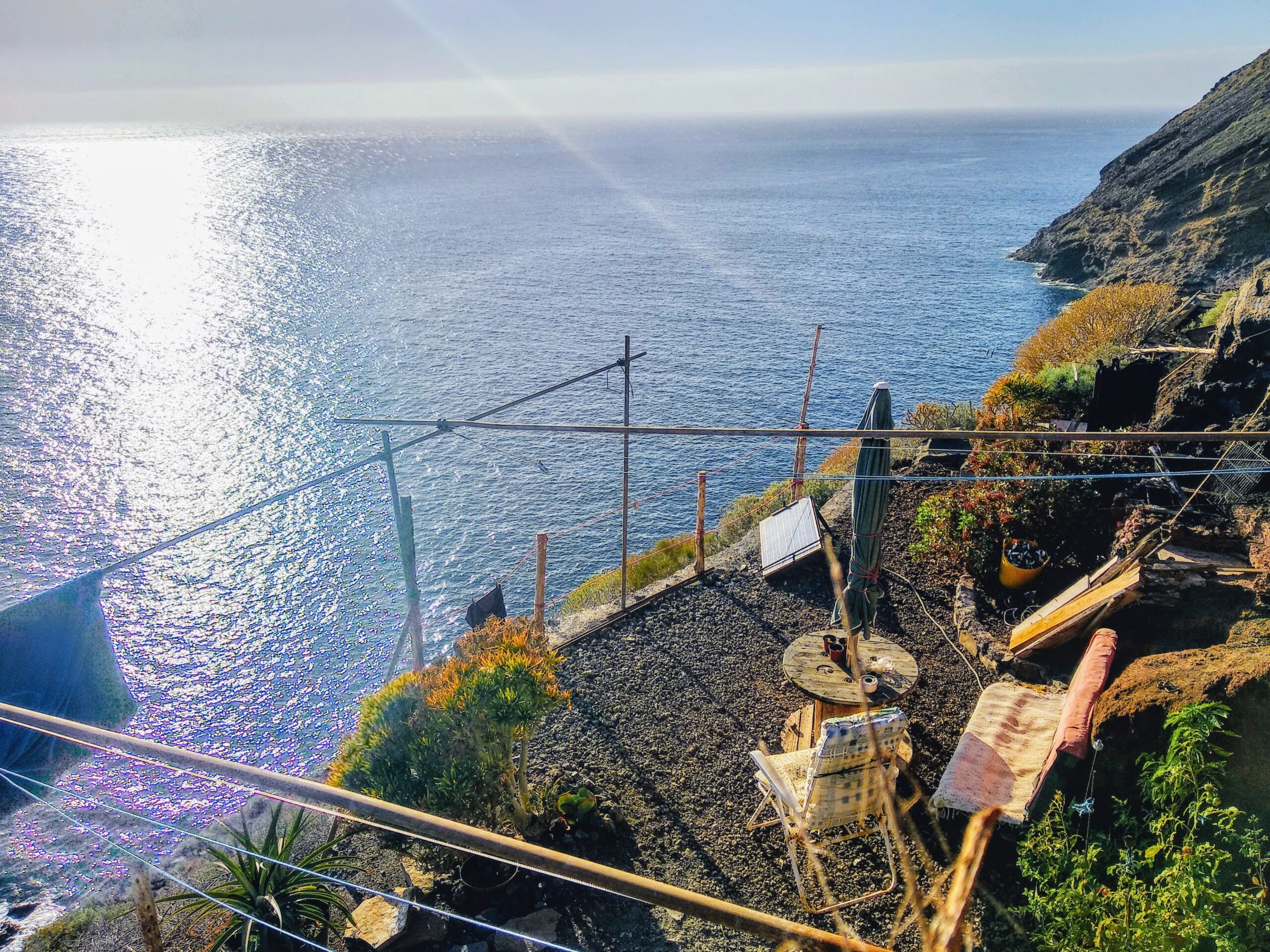 Salon lub taras wykopany w skale z widokiem na morze w miejscowości Puerto de Puntagorda, wyspa La Palma, Wyspy Kanaryjskie, Hiszpania