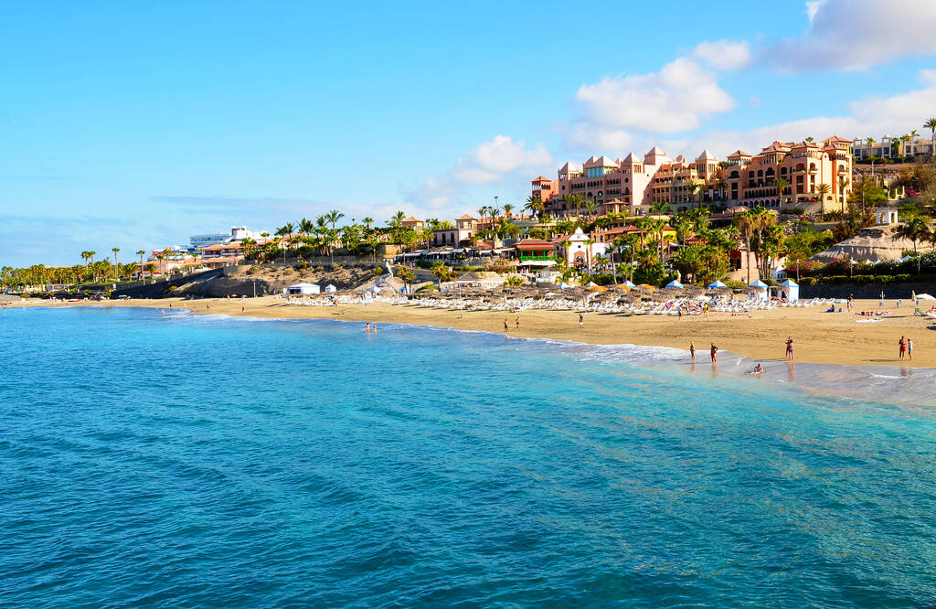 Piękny widok na wybrzeże plaży El Duque w Costa Adeje, Teneryfa, Wyspy Kanaryjskie, Hiszpania.