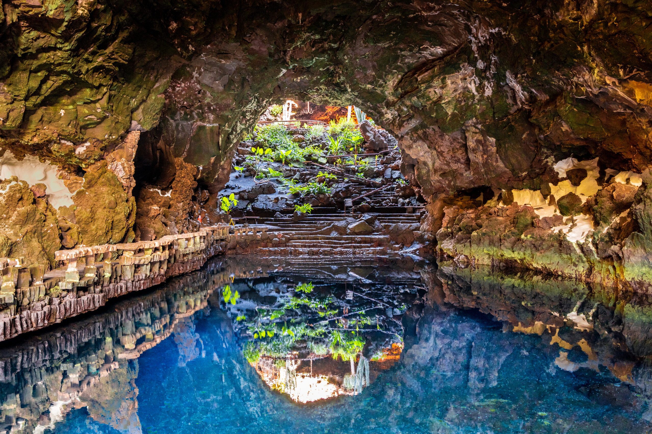 Jaskinia Jameos del Agua na Lanzarote, Wyspy Kanaryjskie, fot. shutterstock.com