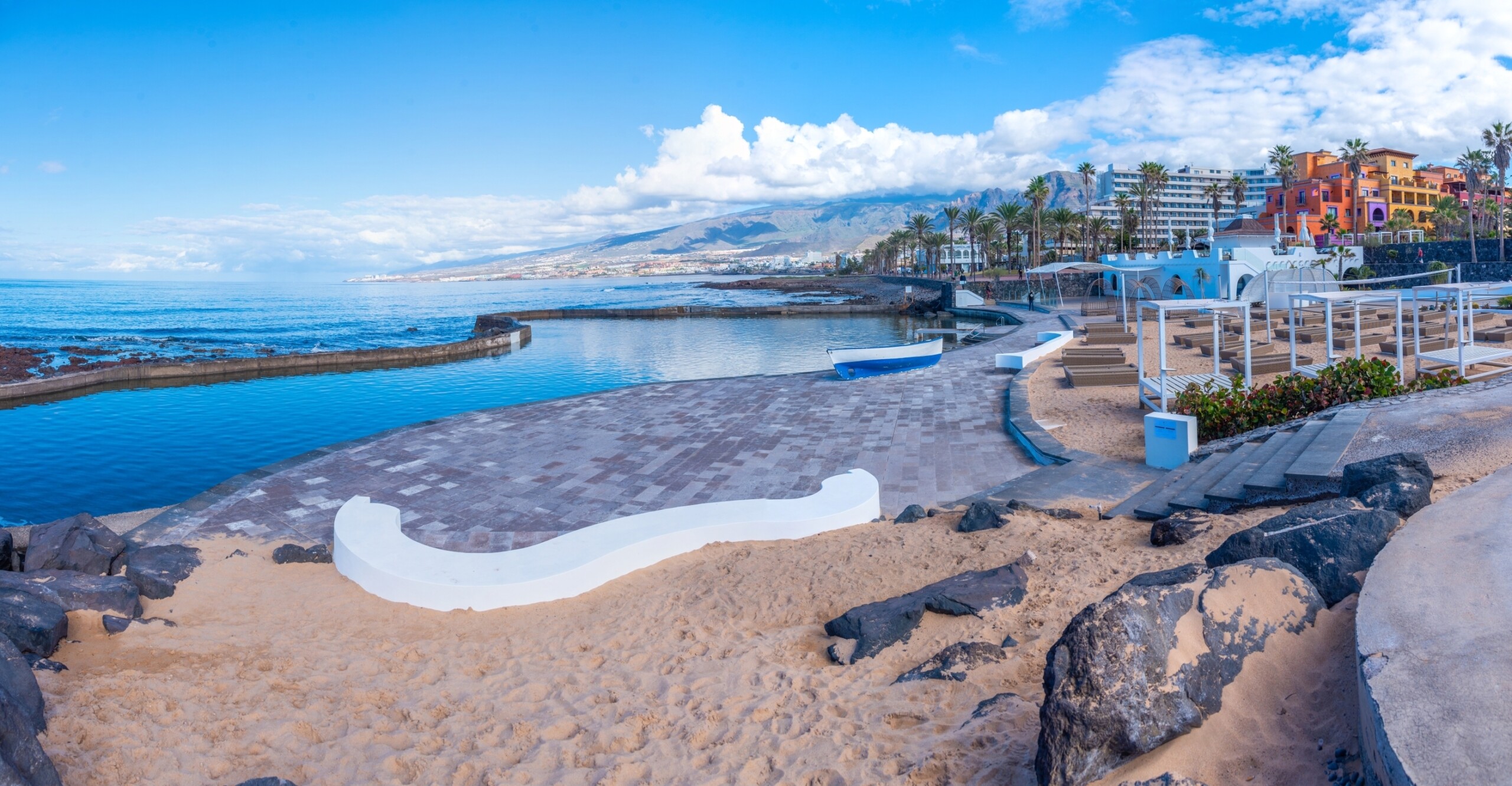 Leżaki w Playa de las Americas na Teneryfie, Wyspy Kanaryjskie, Hiszpania, licencja: shutterstock/By pavel+dudek