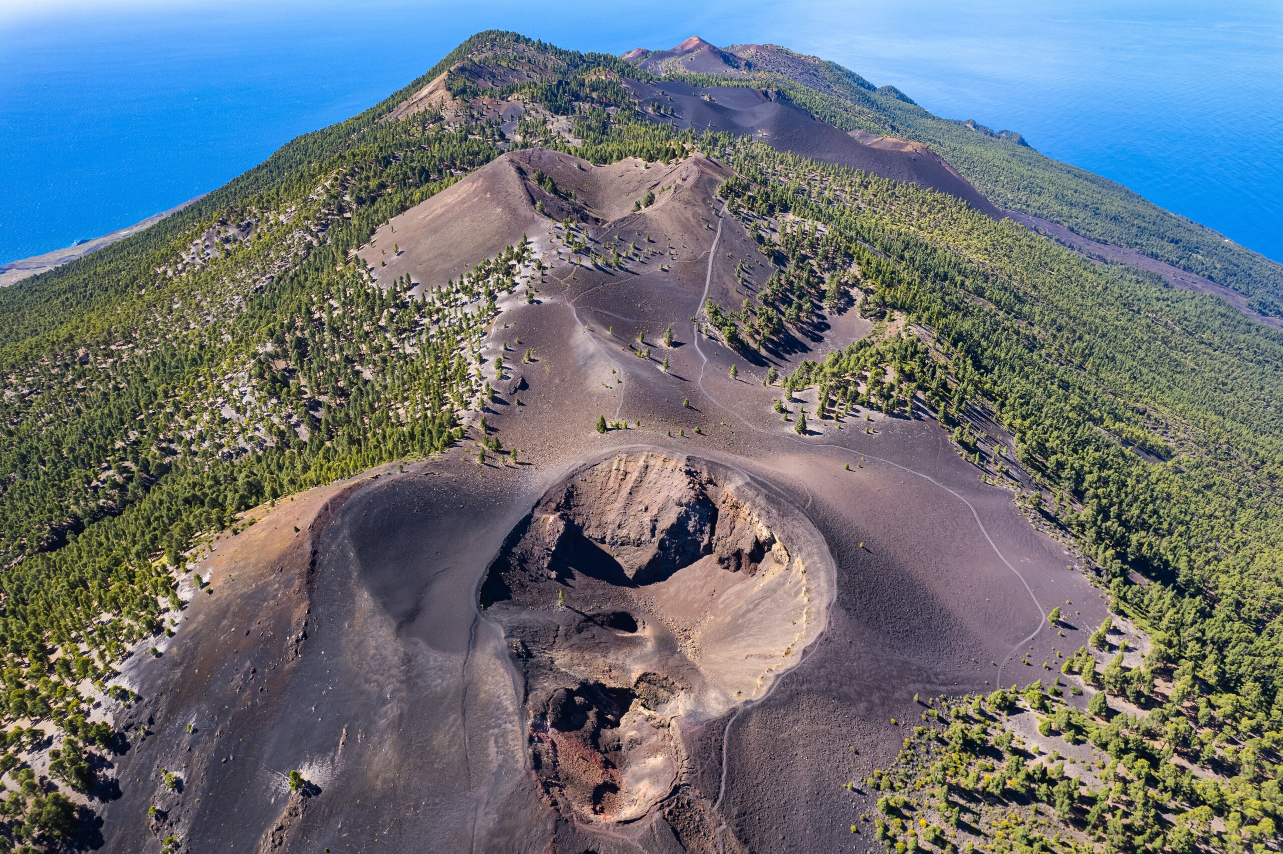 Widok z lotu ptaka na kratery wulkaniczne Cumbre Vieja, La Palma.