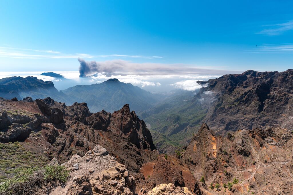 Panoramiczny widok na wulkan Cumbre Vieja z widocznym dymem ponad chmurami. La Palma, Wyspy Kanaryjskie. licencja: shutterstock/By Magui+RF