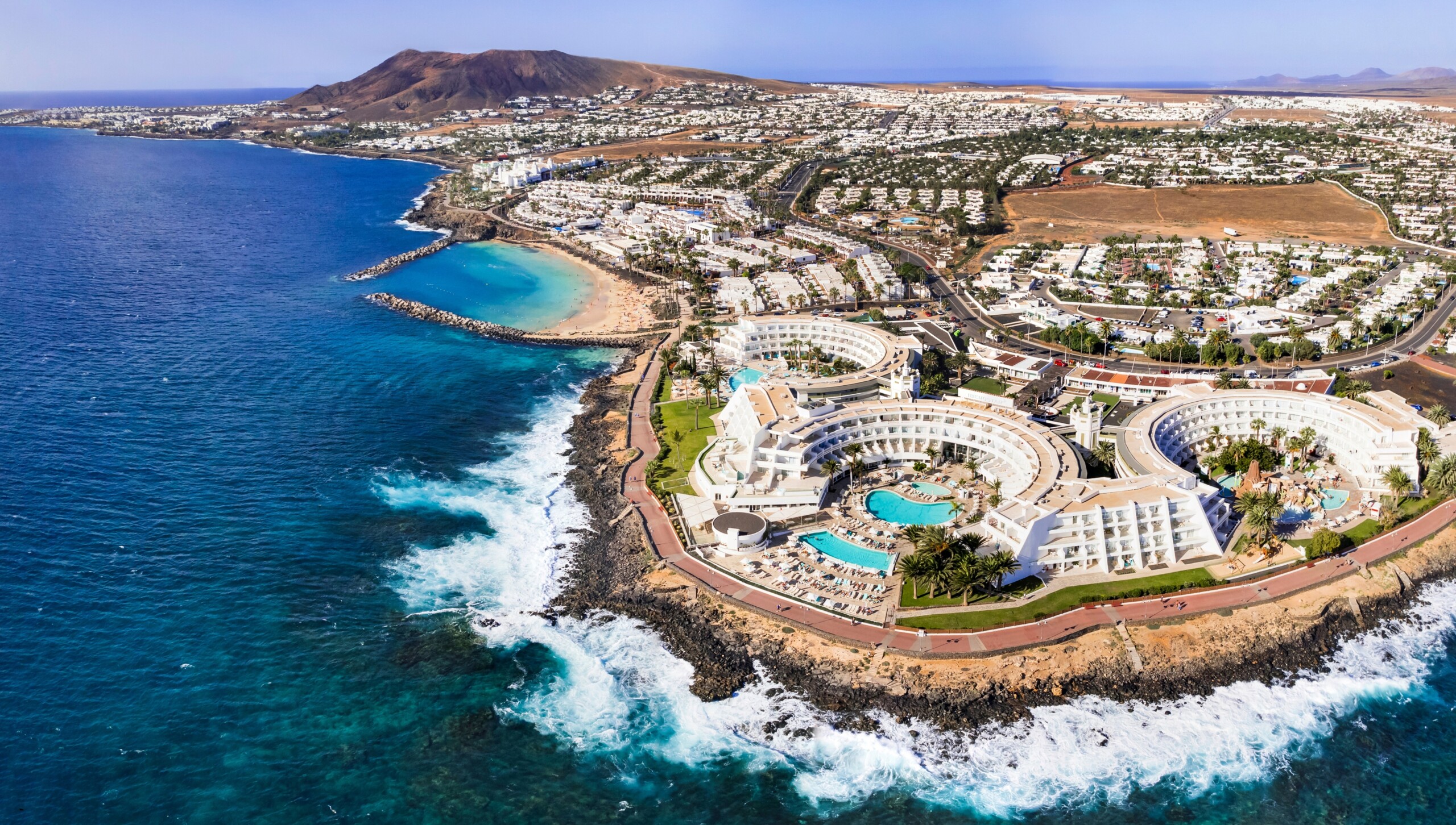 Wyspa Lanzarote, kurort Playa Blanca. panoramiczny widok z drona powietrznego. Wyspy Kanaryjskie w Hiszpanii, licencja: shutterstock/By leoks